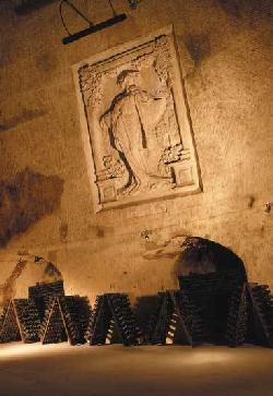 Madame_Pommery_piwnice_plaskorzezba